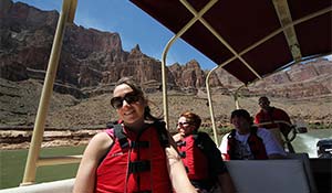 Une promenande en bateau sur la rivière Colorado dans le Grand Canyon.
