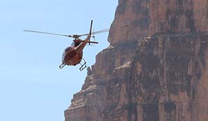 Photo d'un hélicoptère volant dans le Grand Canyon