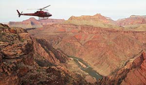 Un hélicoptère volant au-dessus du Grand Canyon sud