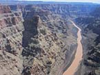 La rivière Colorodo entourée de la vallée du Grand Canyon